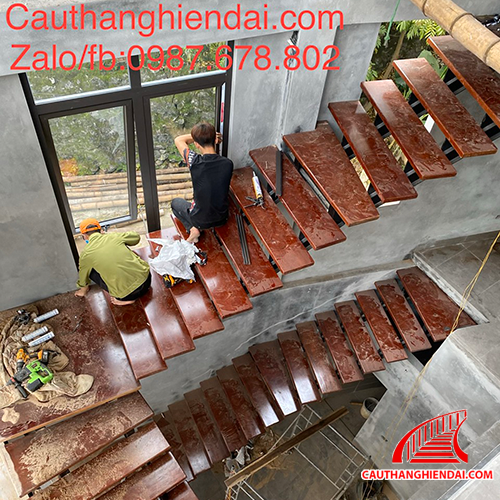Cầu thang xương cá-2020-10 class=